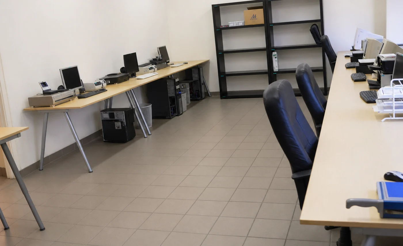 Et tidligt arbejdsmiljø hos BGA Video med flere digitaliseringsstationer.